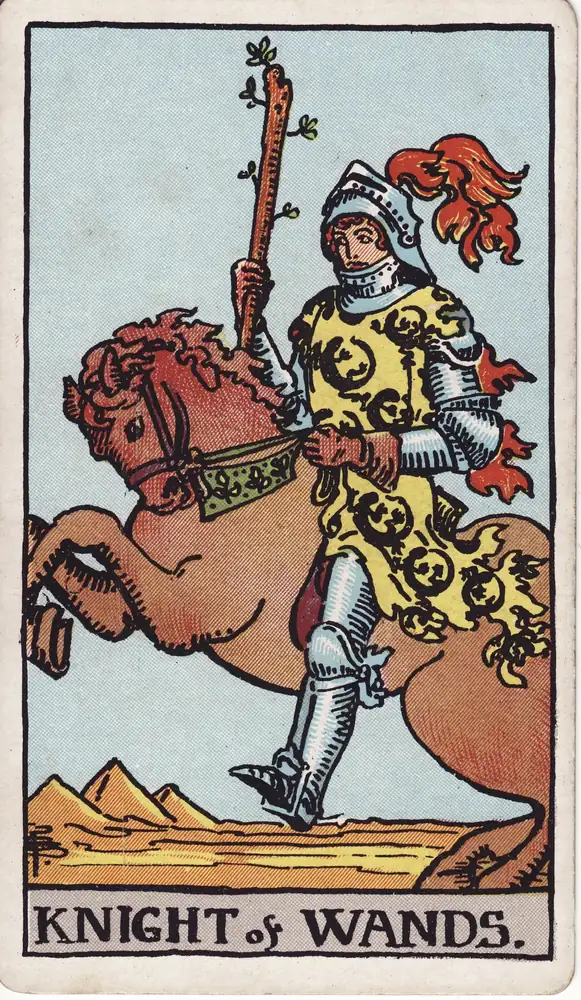 Karta tarota „Rycerz Buław” z talii Rider–Waite–Smith.