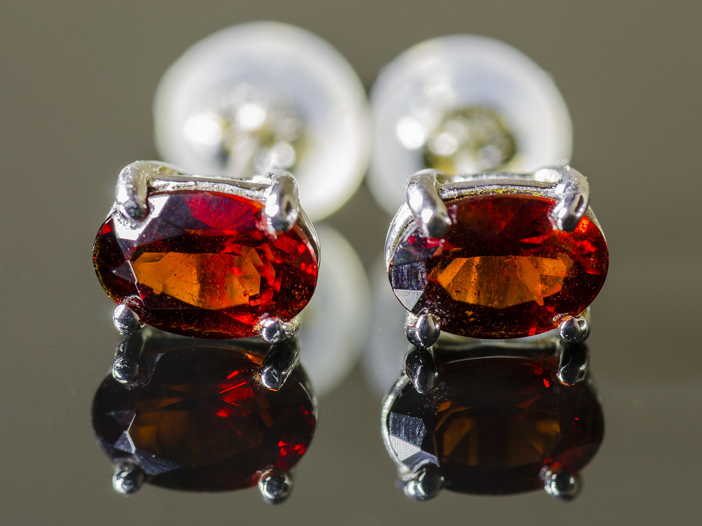 biżuteria z granatem - symbolem oddania i lojalności