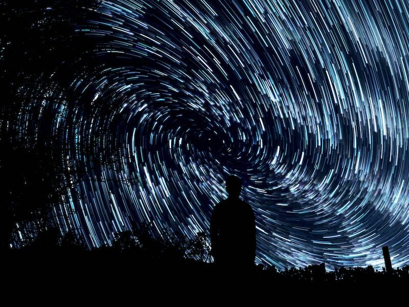 "Jeśli chcesz odkryć tajemnice wszechświata, myśl w kategoriach energii, częstotliwości i wibracji." - Nikola Tesla