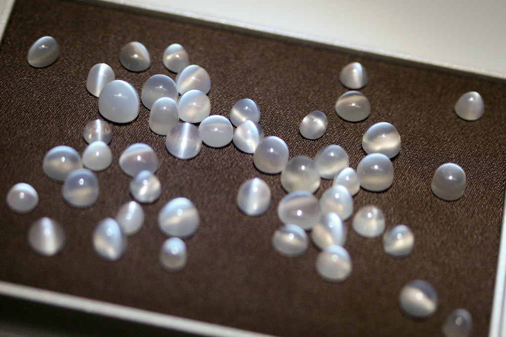 magiczne kamienie księżycowe