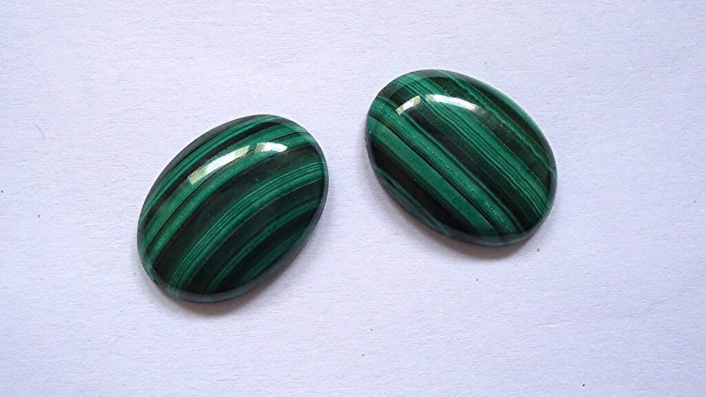 malachit kamień w paski