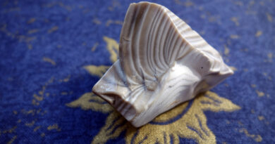 krzemień pasiasty na tle ezotercznej tkaniny