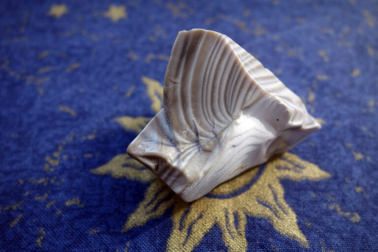 krzemień pasiasty na tle ezotercznej tkaniny