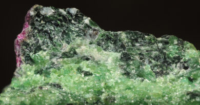 zoisyt zielony kamień o magicznych właściwościach