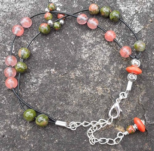 biżuteria z unakitu i kwarcu óżowego