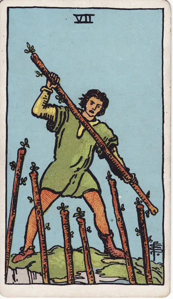 Karta tarota „Siódemka Buław tarot – znaczenie karty Seven of Wands” z talii Rider–Waite–Smith.