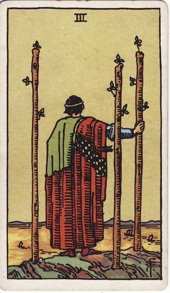 Karta tarota „Trójka Buław tarot – znaczenie karty Three of Wands” z talii Rider–Waite–Smith.
