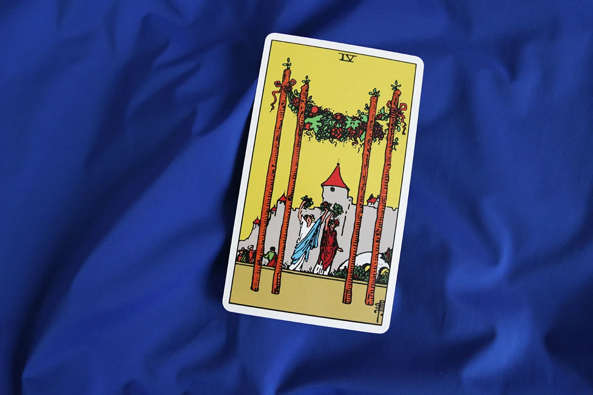 Czwórka Buław tarot – znaczenie karty Four of Wands
