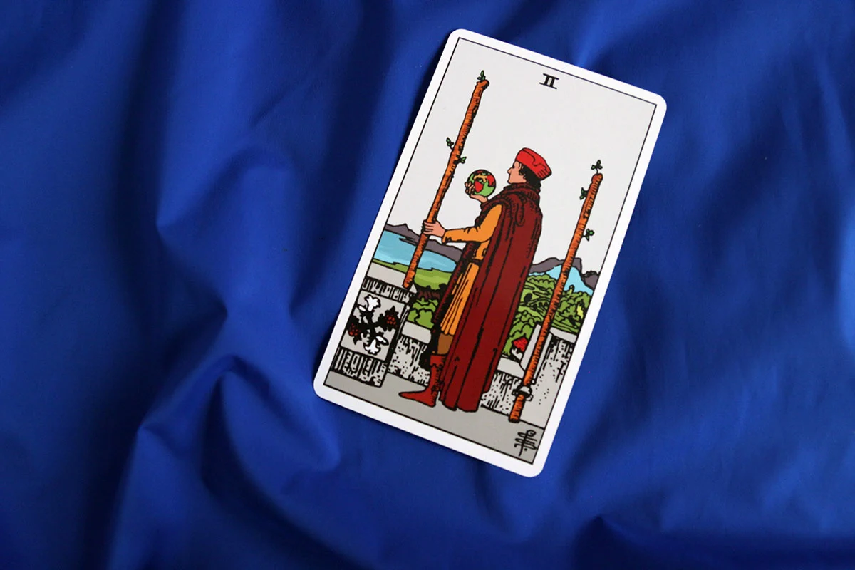 Dwójka Buław tarot – znaczenie karty Two of Wands