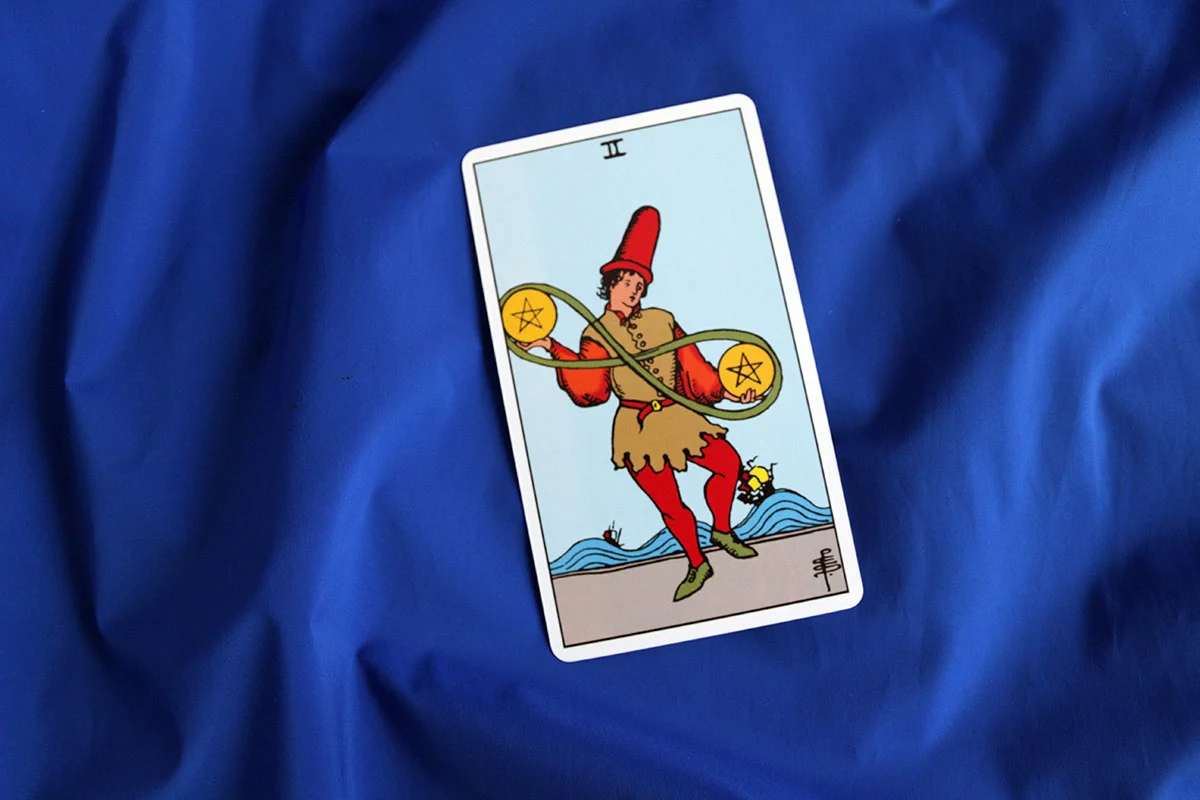 Dwójka Monet tarot – znaczenie karty Two of Pentacles