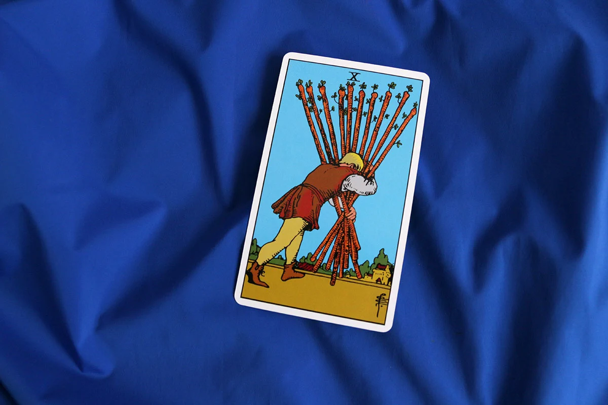 Dziesiątka Buław tarot – znaczenie karty Ten of Wands