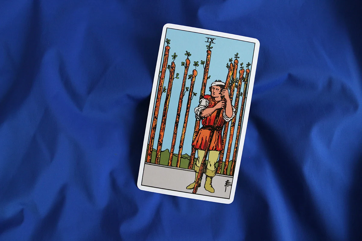 Dziewiątka Buław tarot – znaczenie karty Nine of Wands
