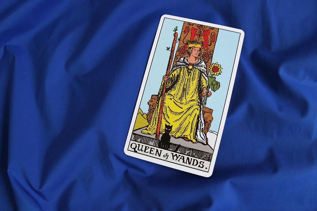 Królowa Buław tarot – znaczenie karty Queen of Wands
