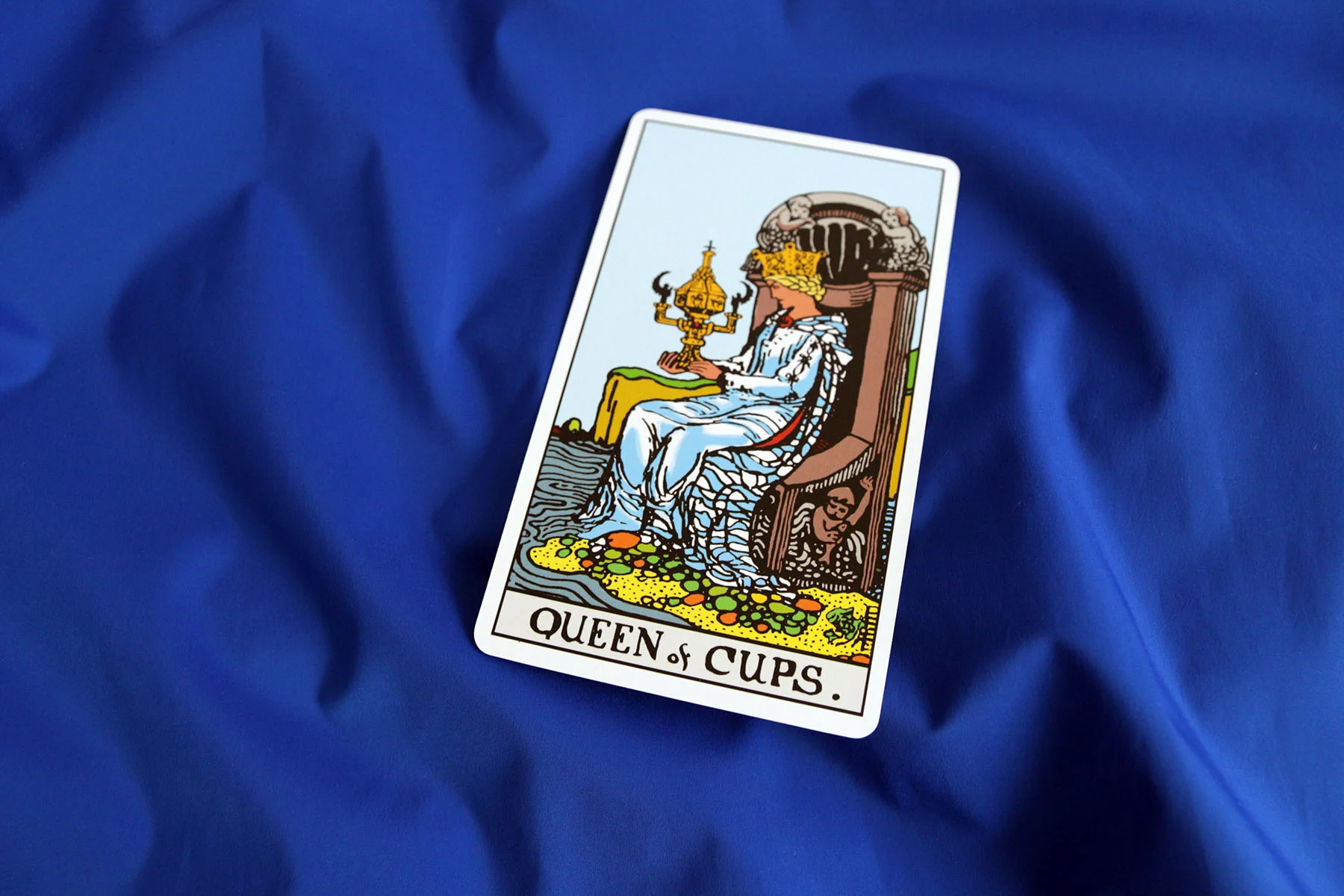 Królowa Kielichów tarot – znaczenie karty Queen of Cups