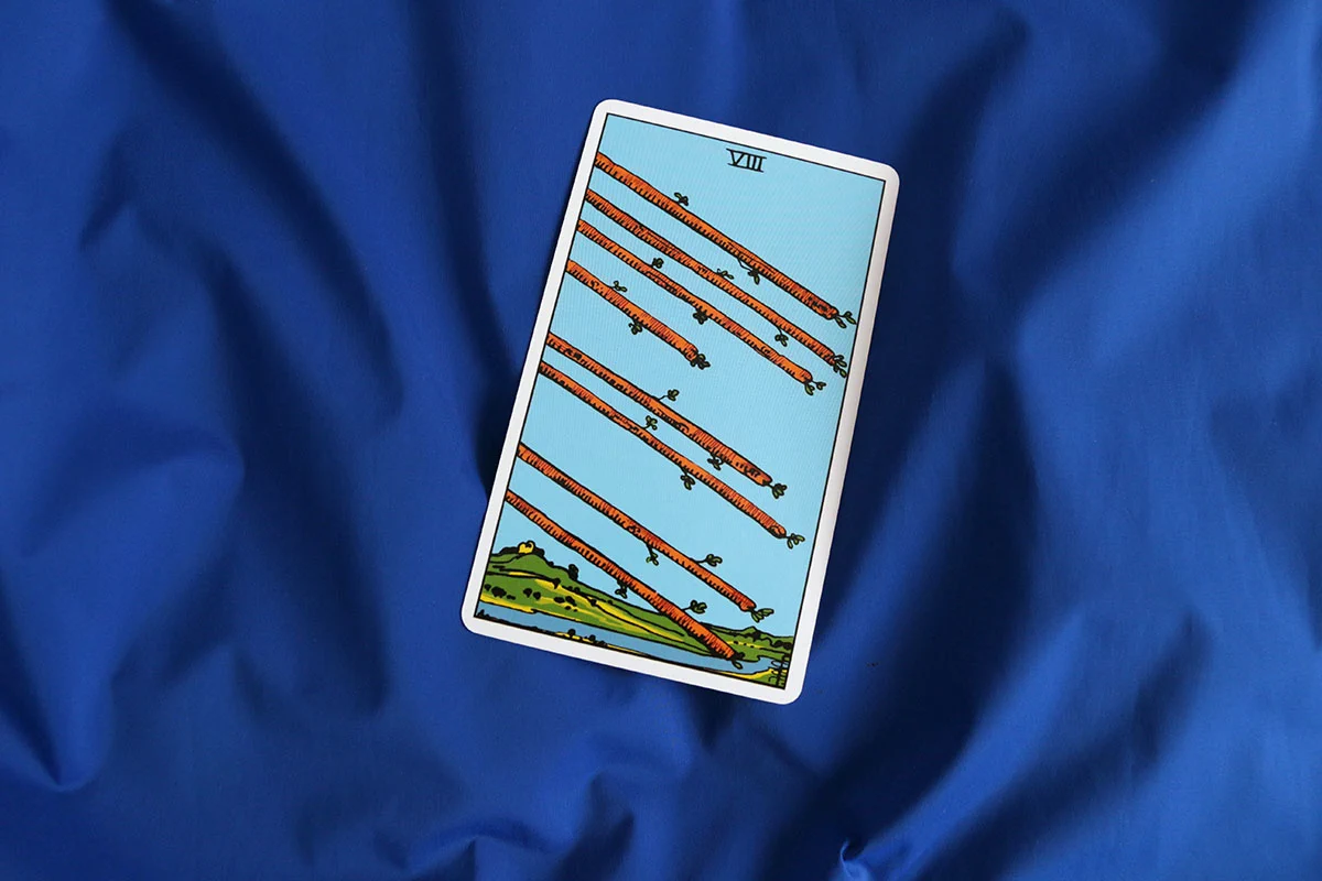 Ósemka Buław tarot – znaczenie karty Eight of Wands