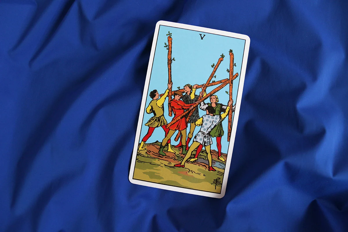Piątka Buław tarot – znaczenie karty Five of Wands