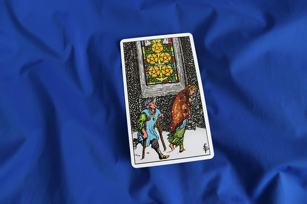 Piątka Monet tarot – znaczenie karty Five of Pentacles