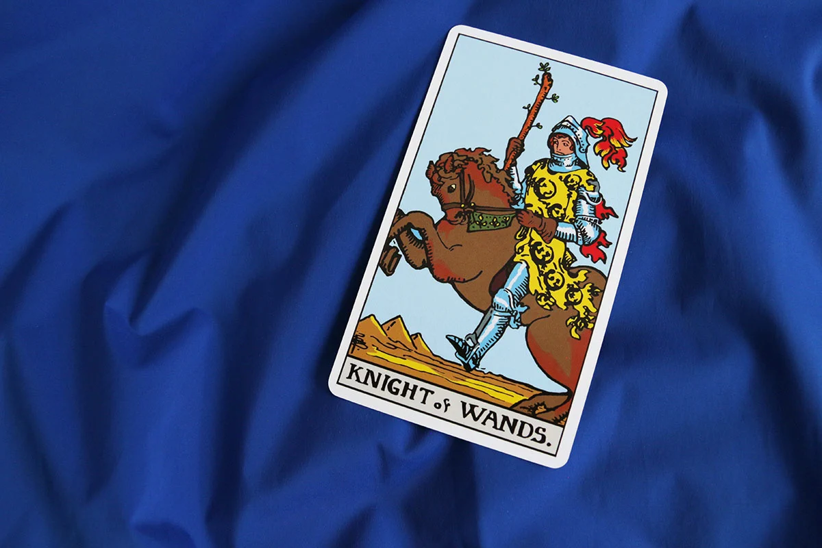 Rycerz Buław tarot – znaczenie karty Knight of Wands