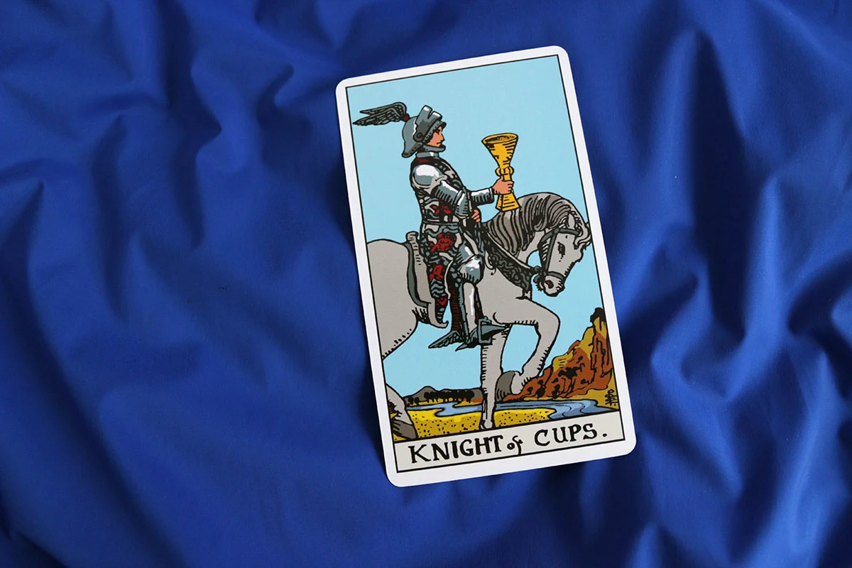 Rycerz Kielichów tarot – znaczenie karty Knight of Cups