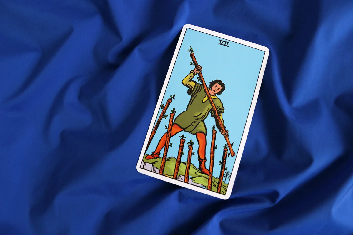 Siódemka Buław tarot – znaczenie karty Seven of Wands