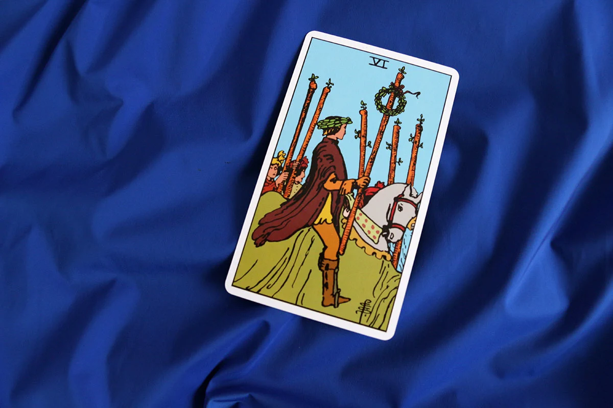 Szóstka Buław tarot – znaczenie karty Six of Wands