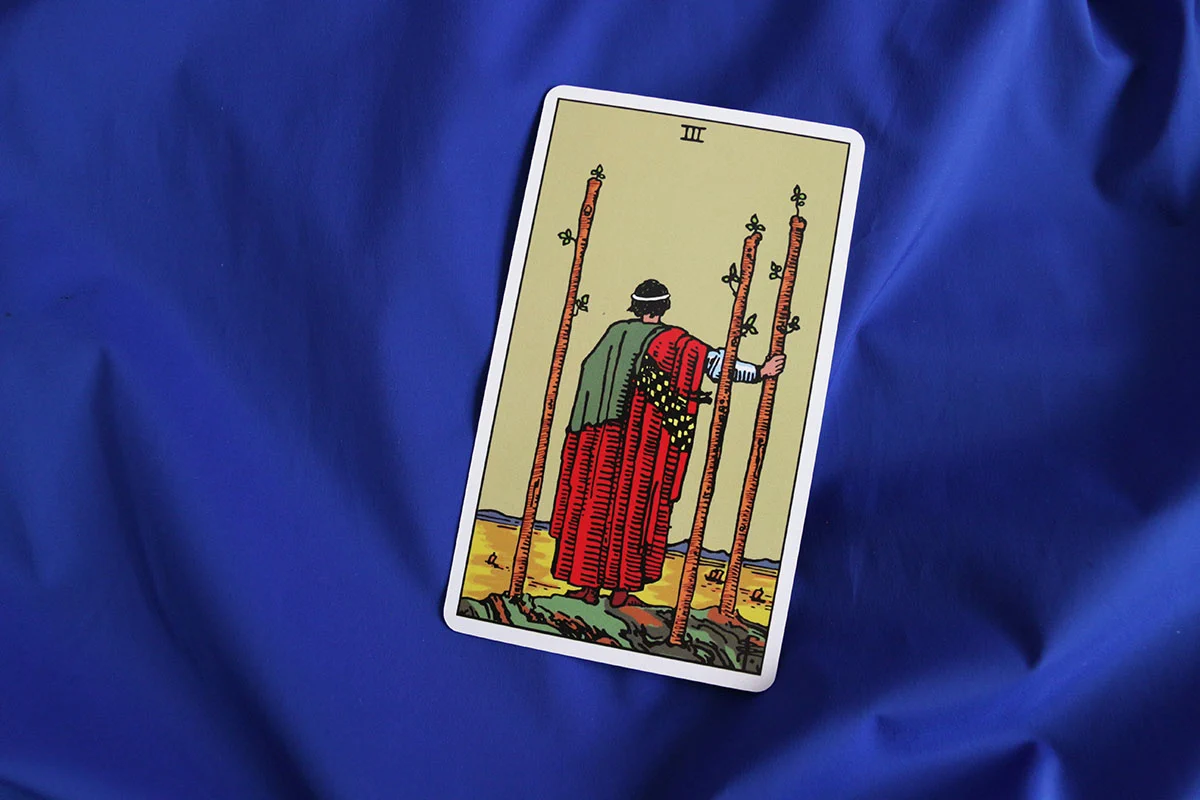 Trójka Buław tarot – znaczenie karty Three of Wands