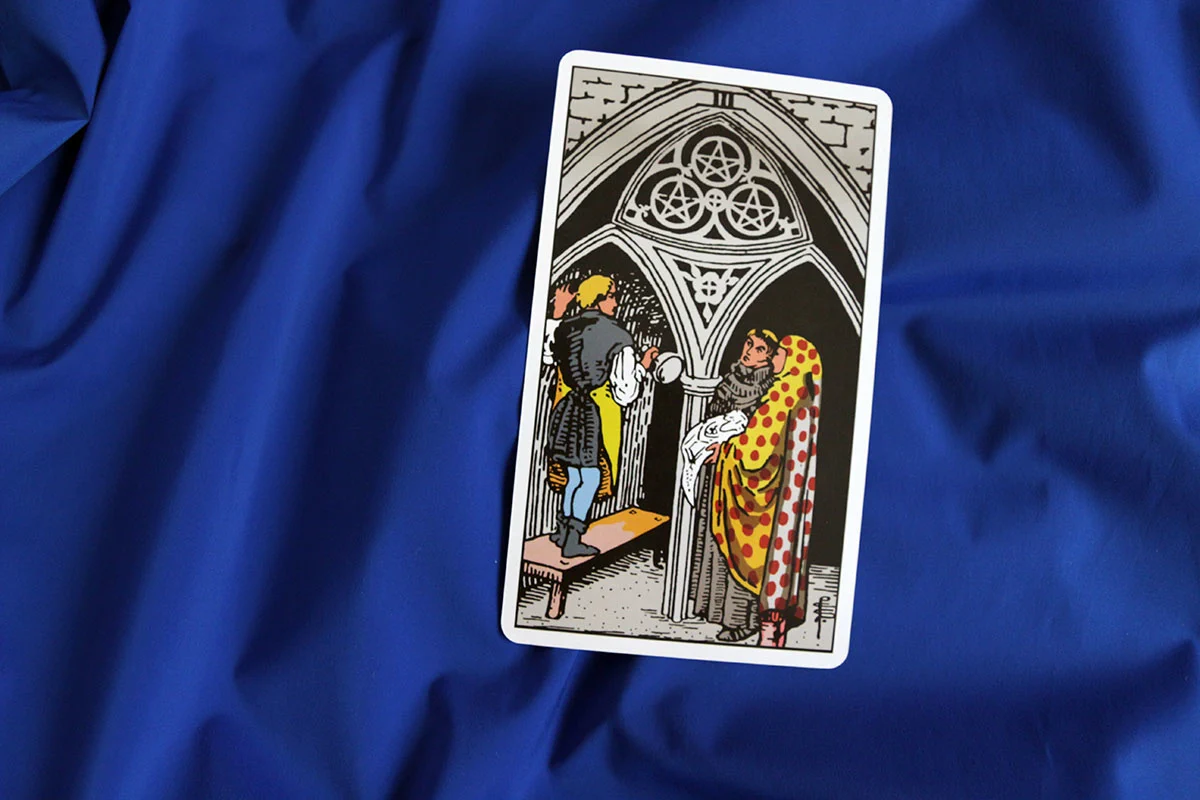 Trójka Monet tarot – znaczenie karty Three of Pentacles